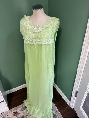 Vintage Light Green Lace Yoke Nightgown